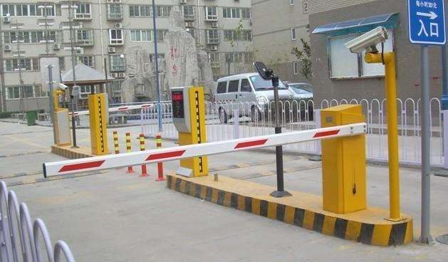 宝安凤凰山旁停车场系统安装使用案例/道闸杆无限供应厂家